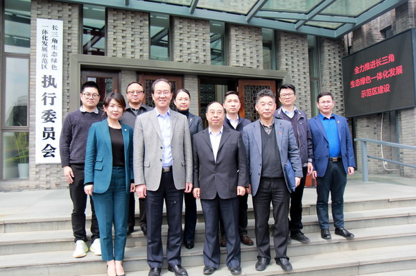 6.方俊良帶隊(duì)赴示范區(qū)執(zhí)委會合影